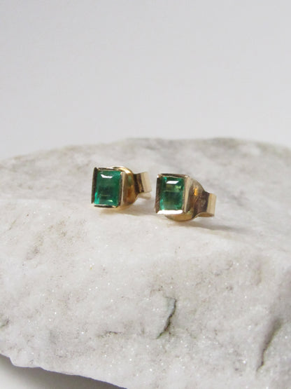 Aretes de oro de 18K con esmeraldas naturales