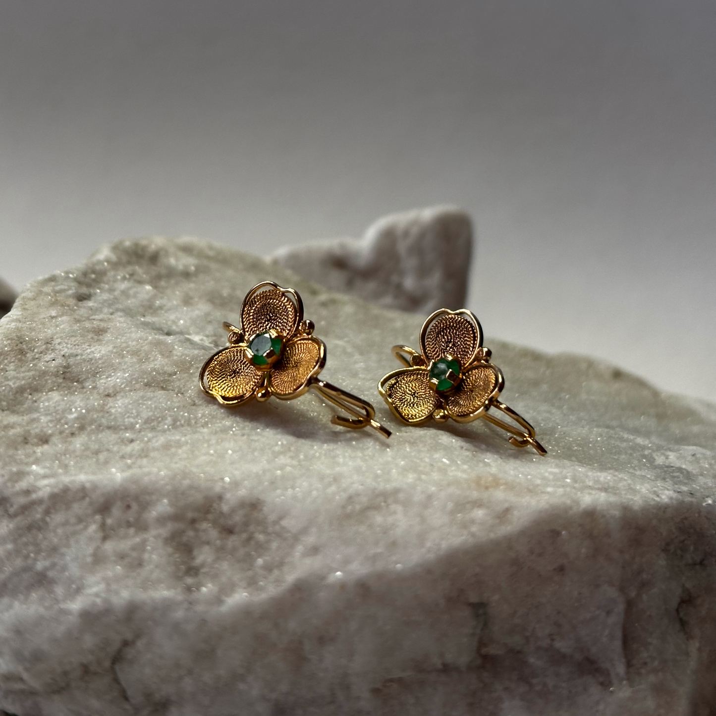 Aretes trébol en filigrana de oro de 18k con esmeraldas naturales colombianas.
