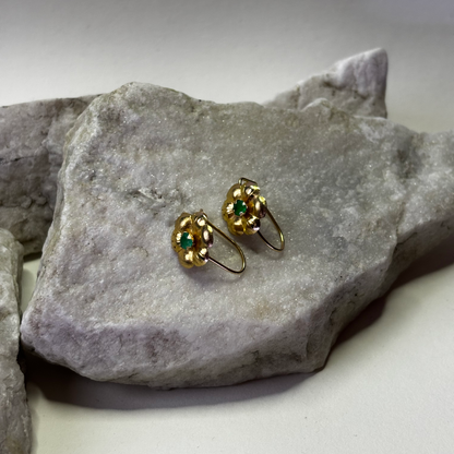 Aretes en forma de flor de oro de 18k con esmeraldas naturales colombianas