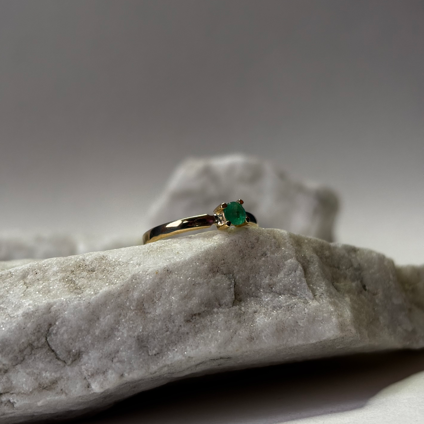 Anillo de oro de 18k con esmeralda natural colombiana