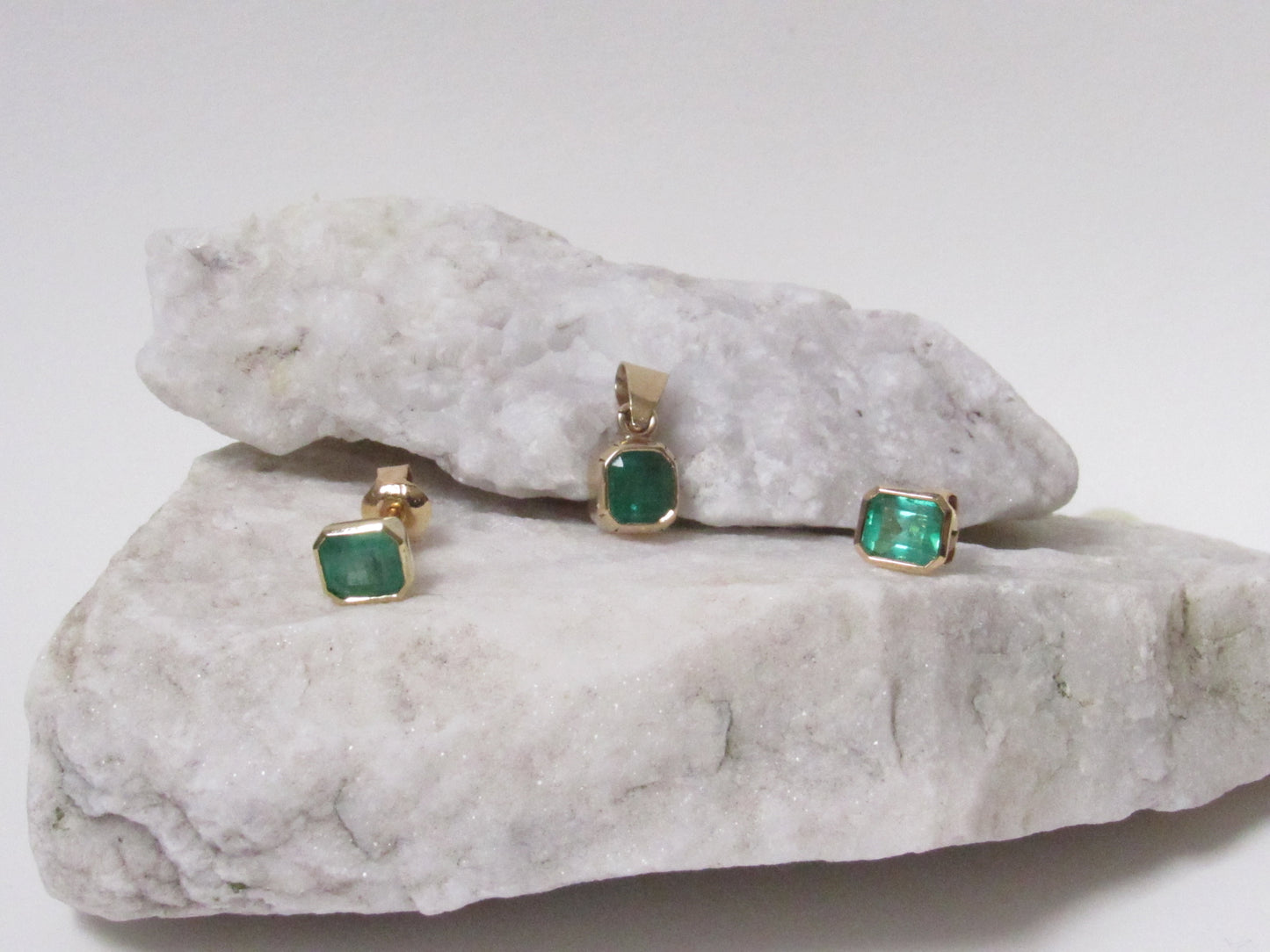 Aderezo de oro de 18K con esmeraldas naturales