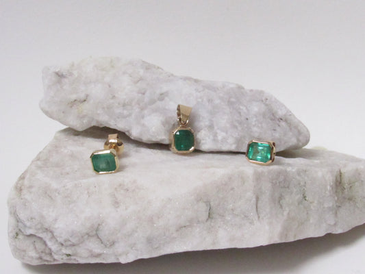 Aderezo de oro de 18K con esmeraldas naturales