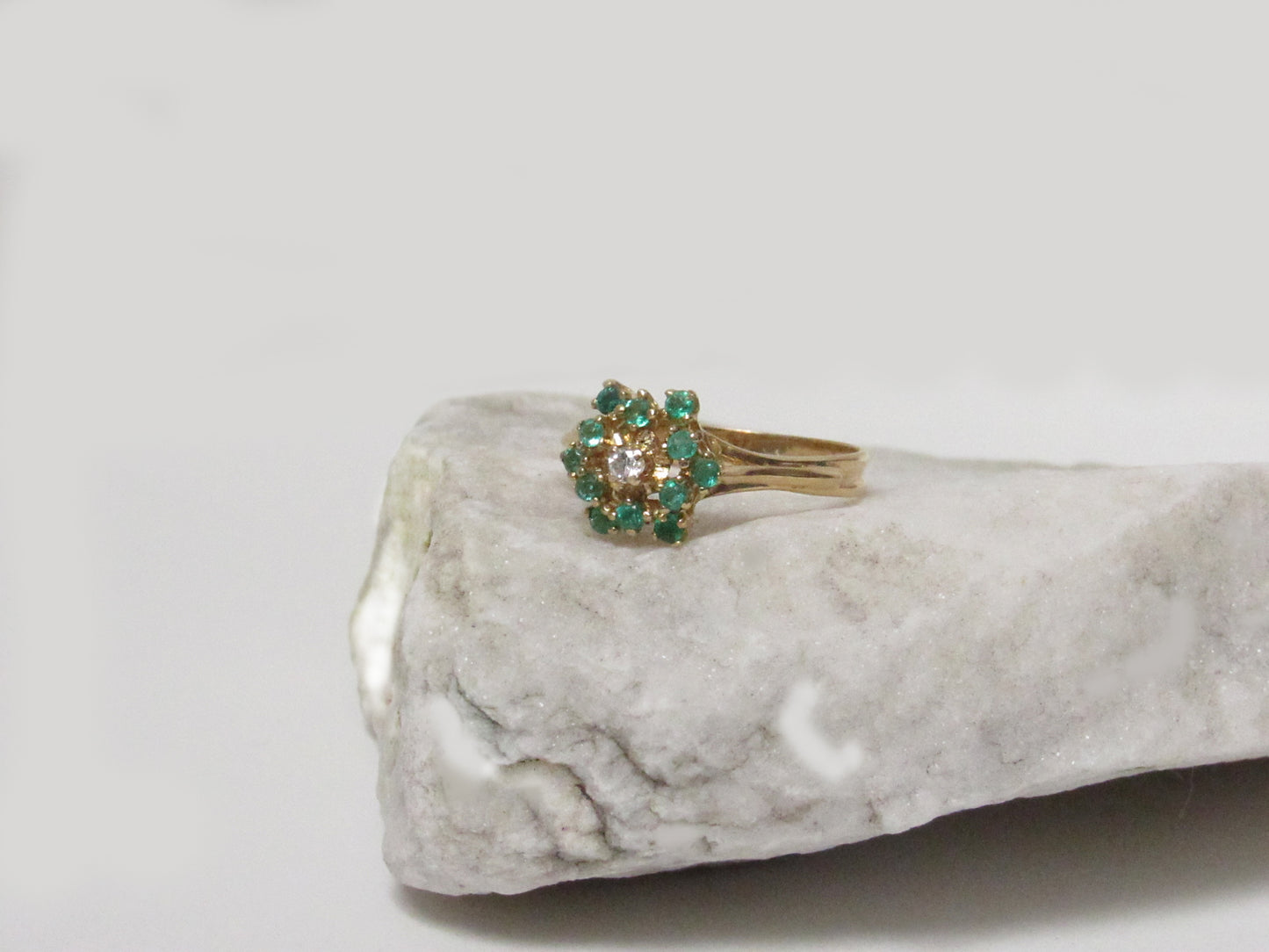 Anillo de oro de 18k con esmeraldas y diamante naturales