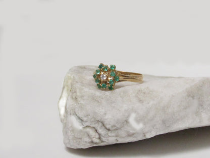 Anillo de oro de 18k con esmeraldas y diamante naturales