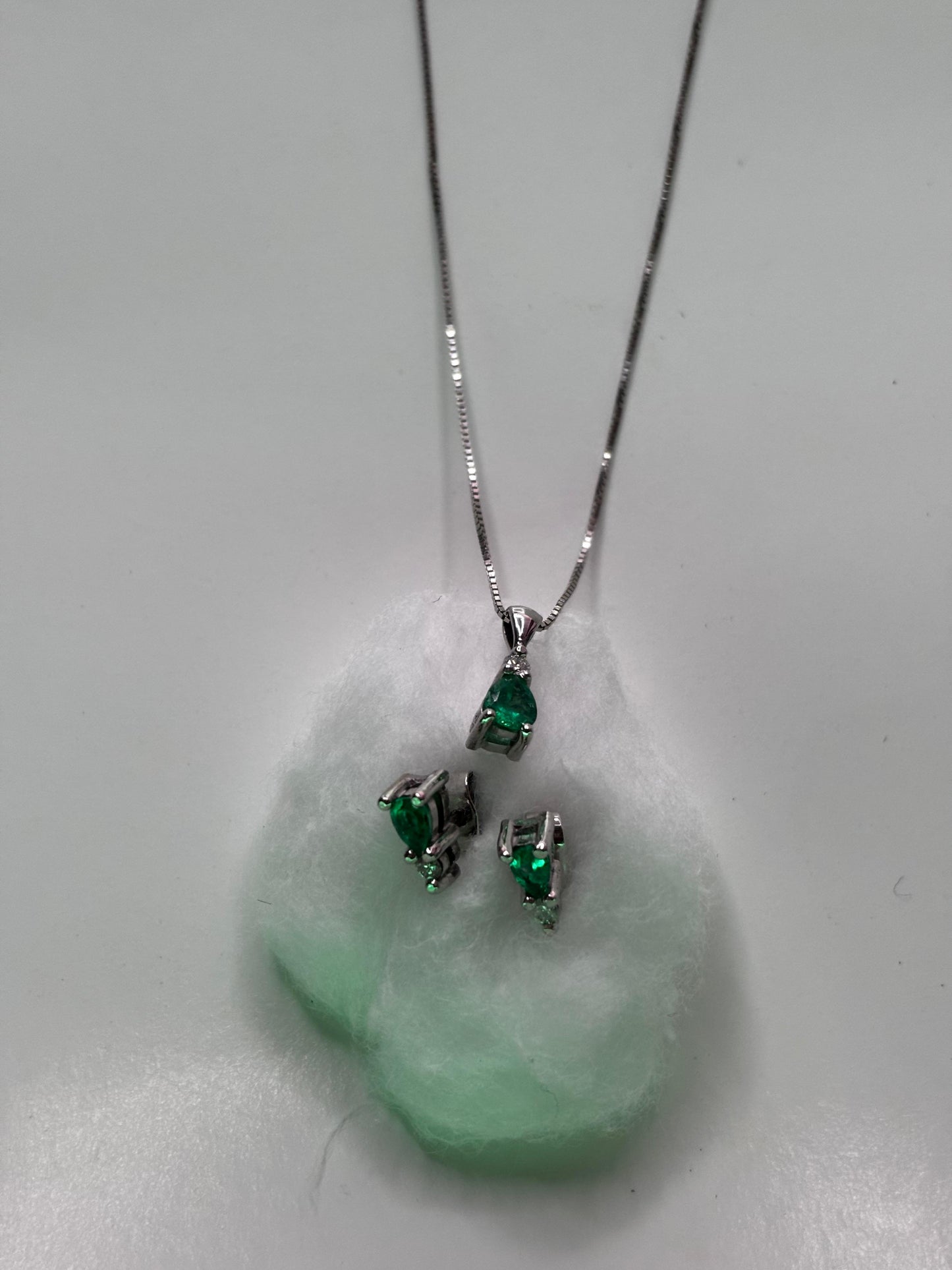 Aderezo collar y aretes esmeraldas con diamantes en oro de 18k
