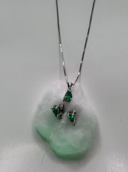 Aderezo collar y aretes esmeraldas con diamantes en oro de 18k