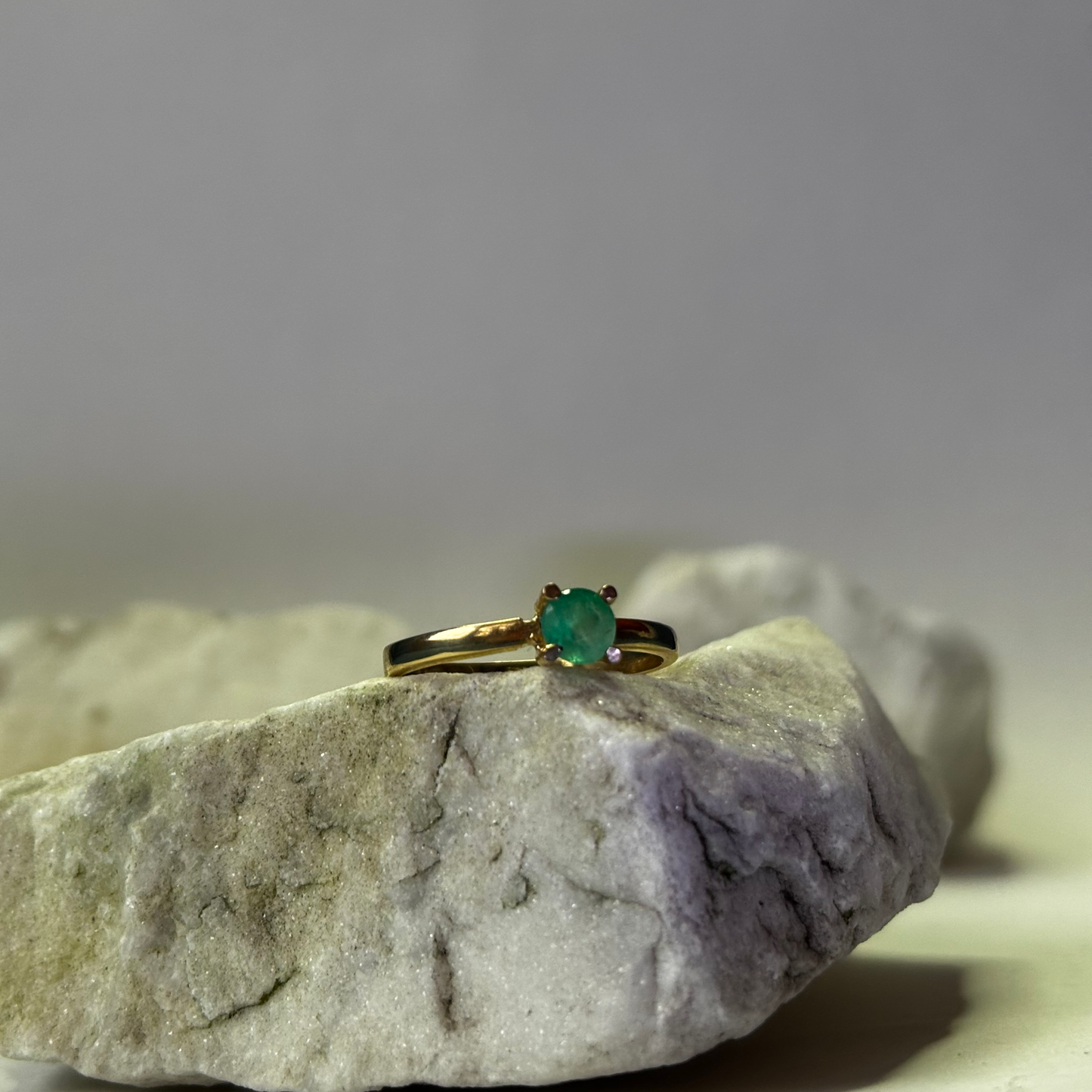 Anillo de oro de 18k con esmeralda natural colombiana