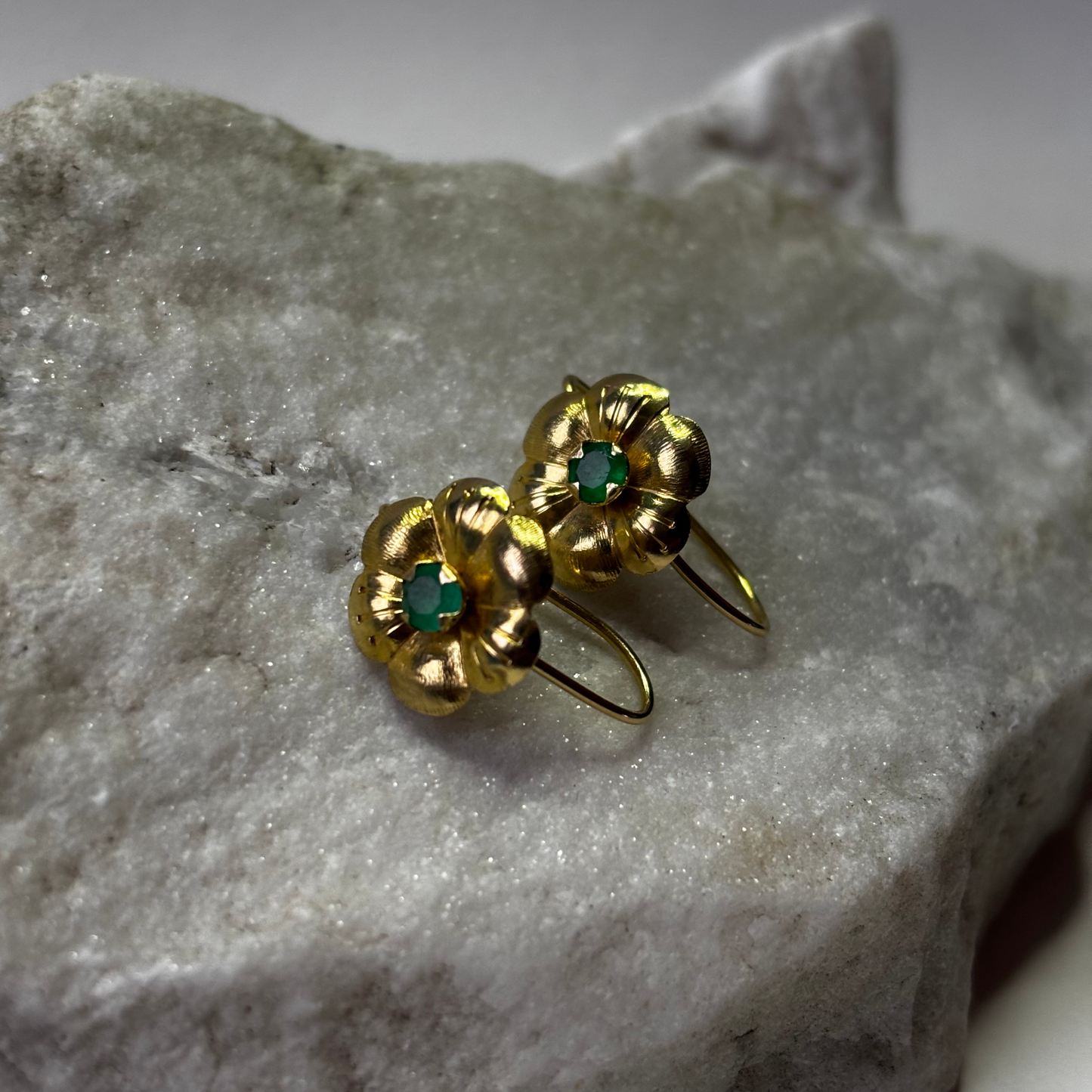 Aretes en forma de flor de oro de 18k con esmeraldas naturales colombianas