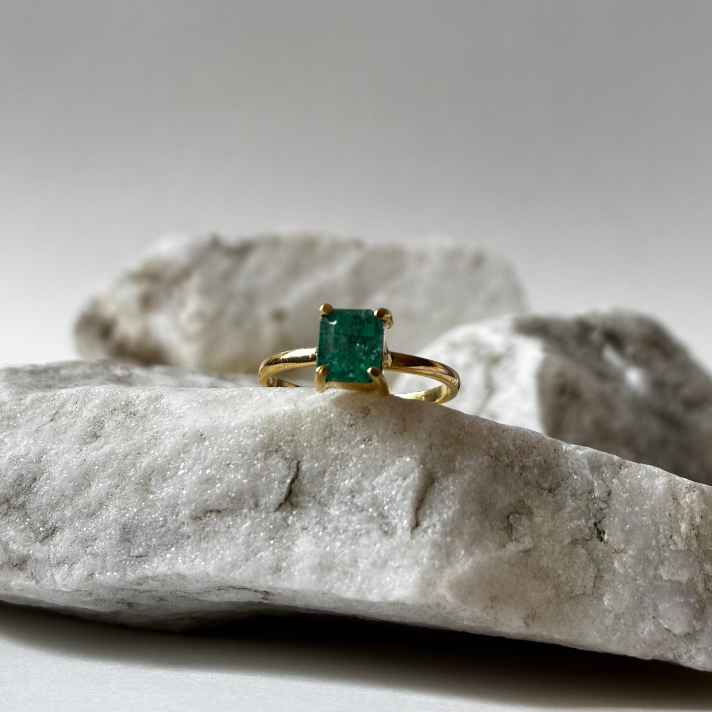 Anillo de oro de 18k con esmeralda natural colombiana