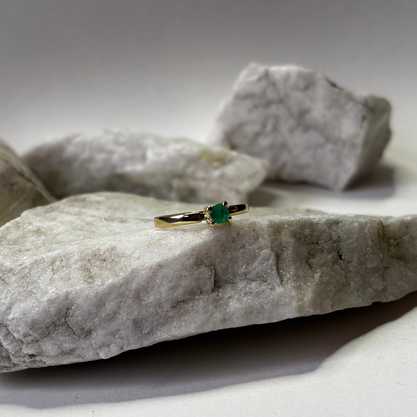 Anillo de oro de 18k con esmeralda natural colombiana