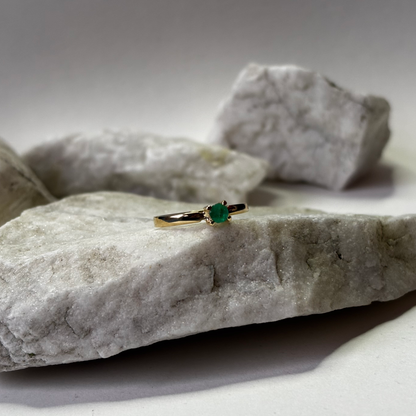 Anillo de oro de 18k con esmeralda natural colombiana