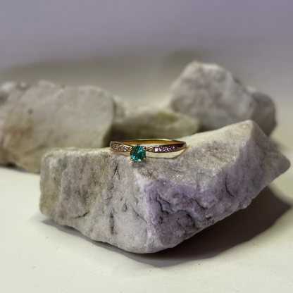 Anillo de oro de 18k con esmeralda naturale colombiana y 12 circones