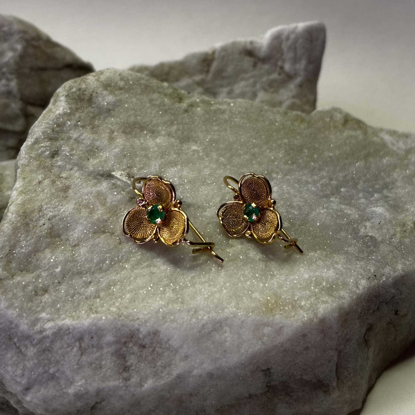 Aretes trébol en filigrana de oro de 18k con esmeraldas naturales colombianas.