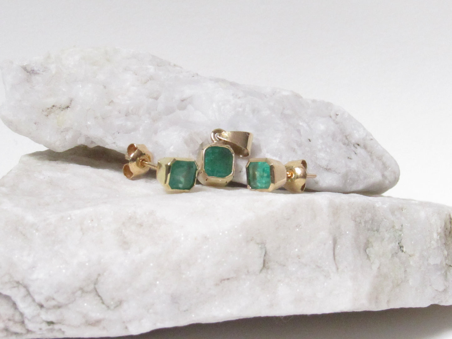 Aderezo de oro de 18K con esmeraldas naturales