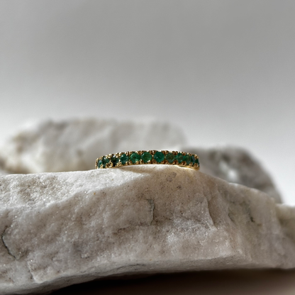 Anillo de oro de 18k con 12 esmeraldas naturales colombianas