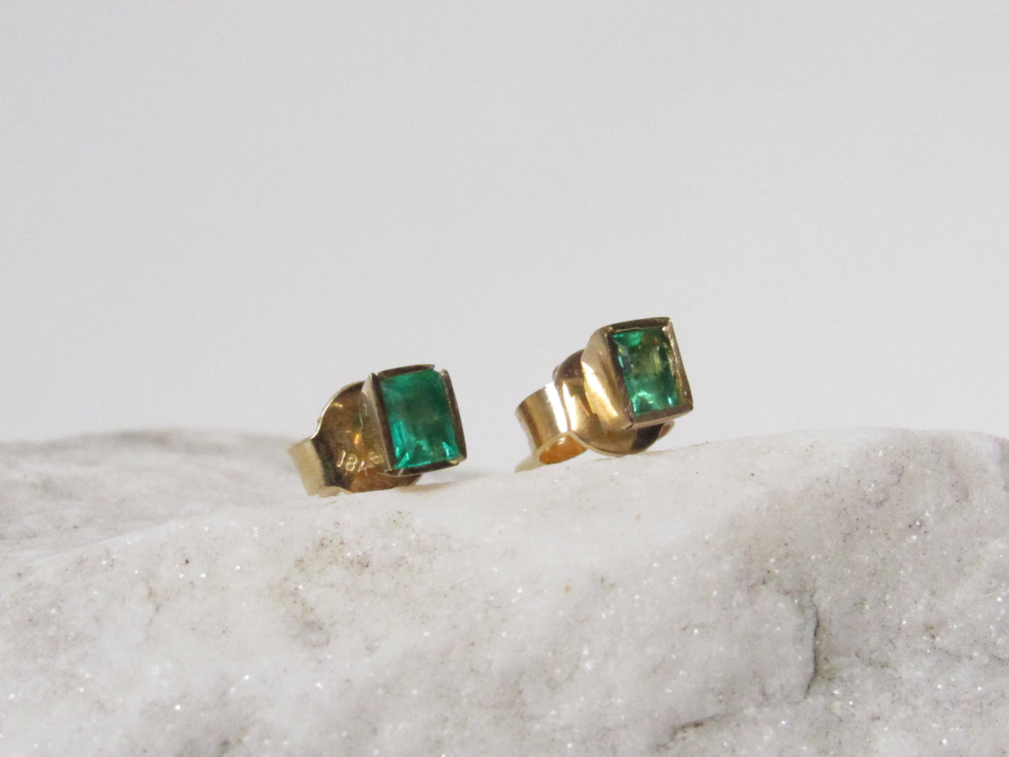 Aretes de oro de 18K con esmeraldas naturales