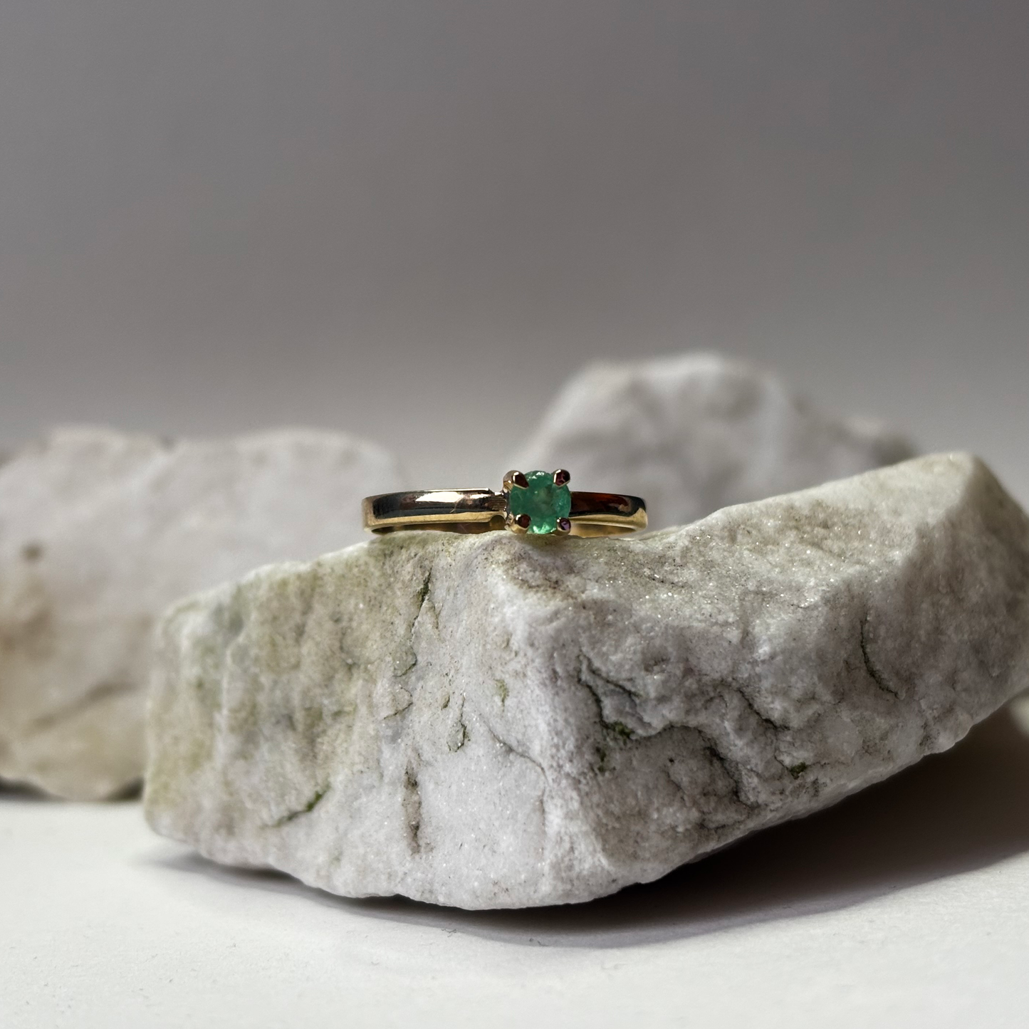 Anillo de oro de 18k con esmeralda natural colombiana