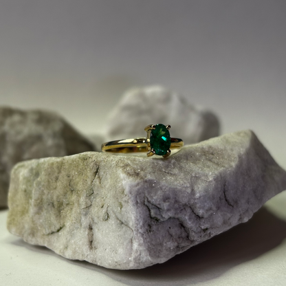 Anillo de oro de 18k con esmeralda ovalada natural colombiana
