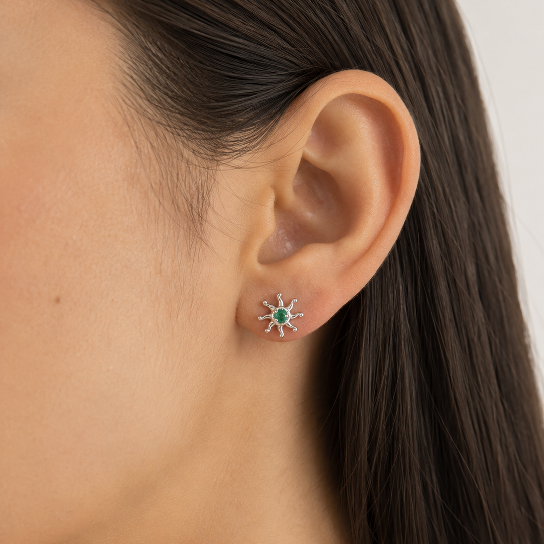 Aretes de plata en forma de sol con esmeraldas naturales colombianas