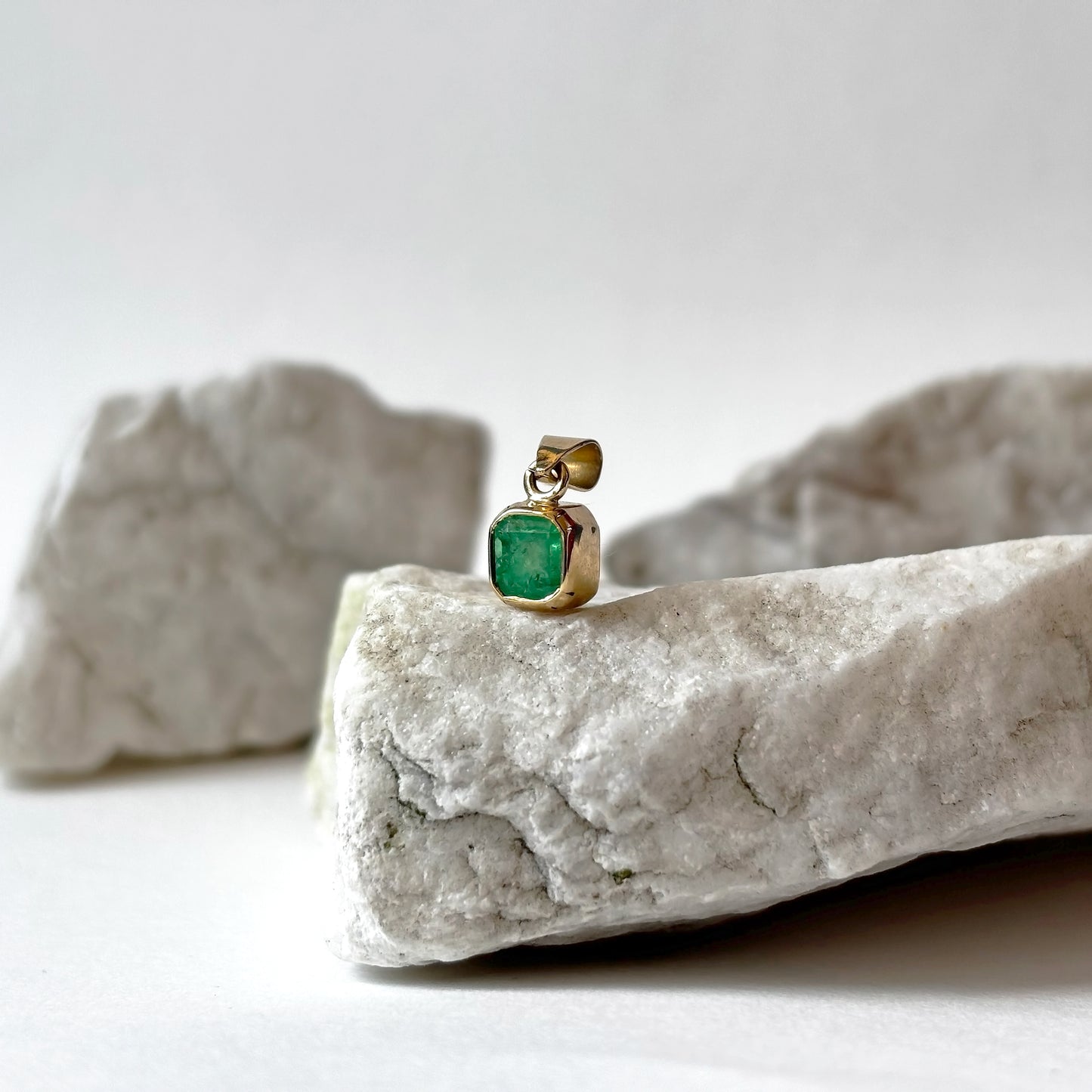 Dije de oro de 18k con esmeralda natural colombiana