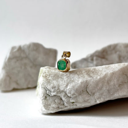 Dije de oro de 18k con esmeralda natural colombiana