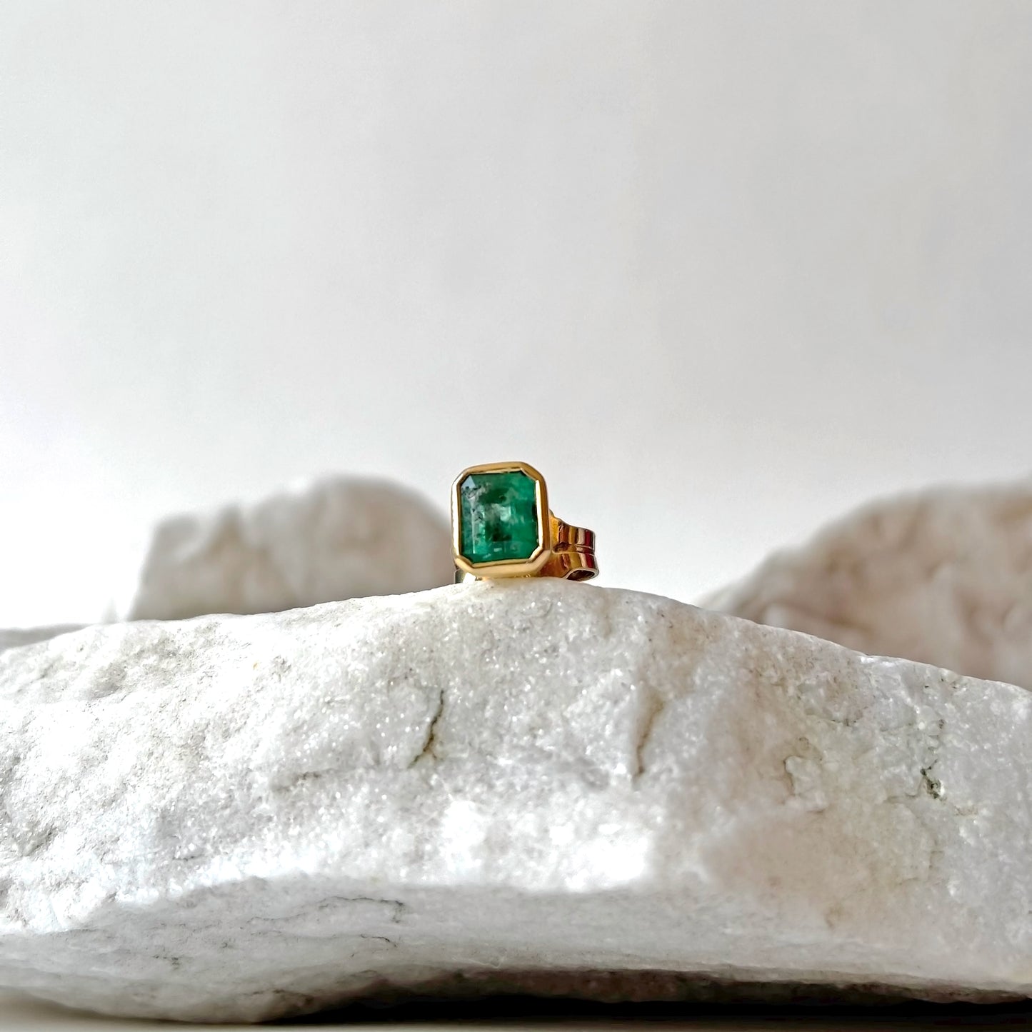 Arete cuadrado de oro de 18k con esmeralda natural colombiana