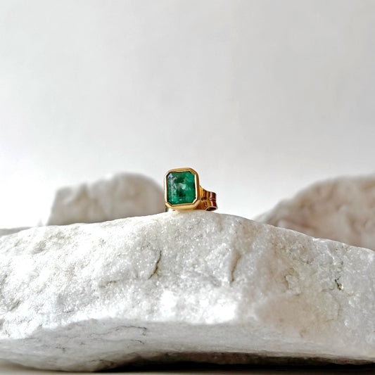 Arete cuadrado de oro de 18k con esmeralda natural colombiana