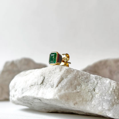 Arete cuadrado de oro de 18k con esmeralda natural colombiana
