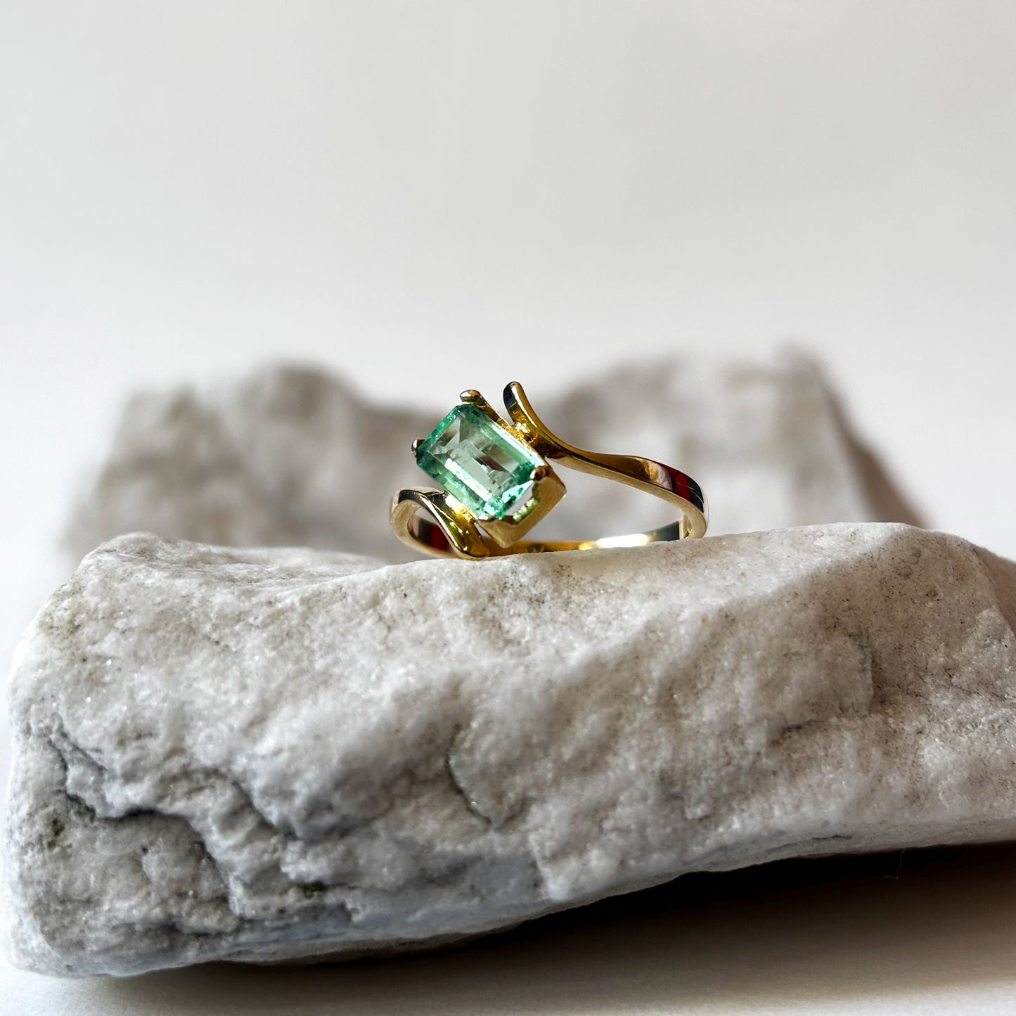 Anillo de oro de 18K con esmeralda natural