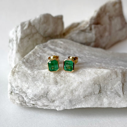 Aretes cuadrados de oro de 18k con esmeraldas naturales colombianas