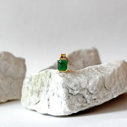 Arete cuadrado de oro de 18k con esmeralda natural colombiana