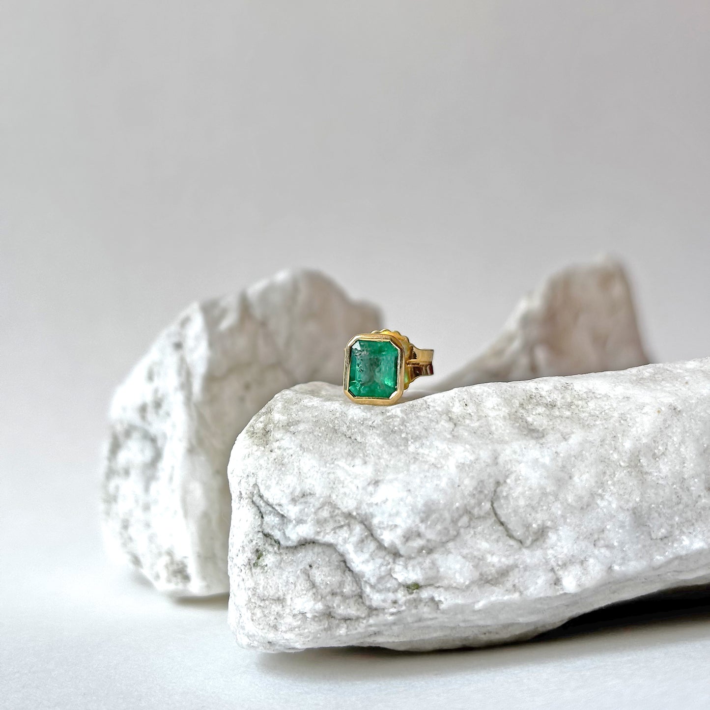 Arete cuadrado de oro de 18k con esmeralda natural colombiana
