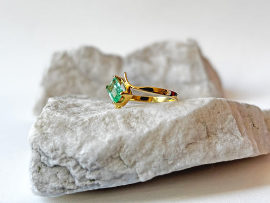 Anillo de oro de 18K con esmeralda natural