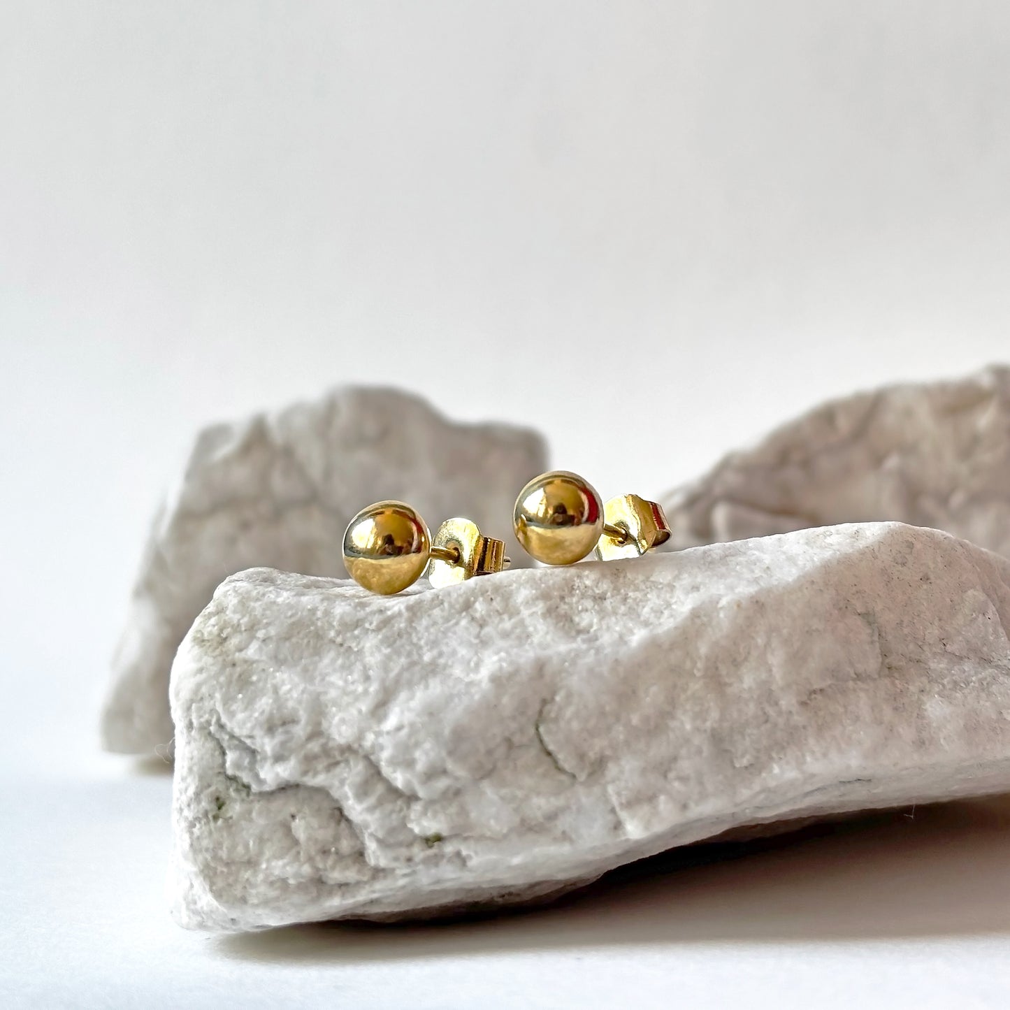 Aretes redondos de oro de 18k