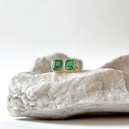 Aretes cuadrados de oro de 18k con esmeraldas naturales colombianas