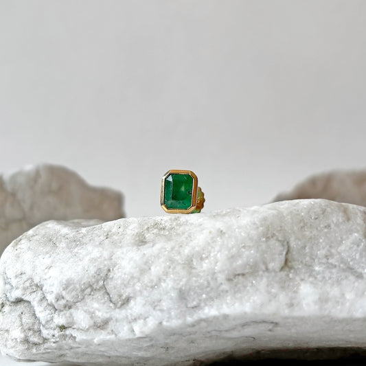 Arete cuadrado de oro de 18k con esmeralda natural colombiana