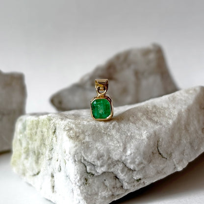 Dije de oro de 18k con esmeralda natural colombiana