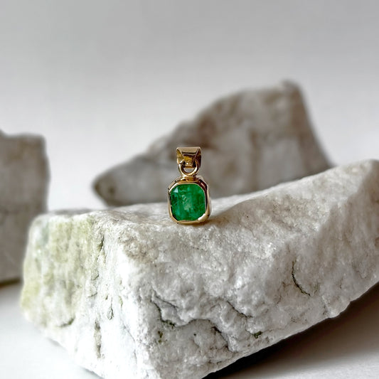 Dije de oro de 18k con esmeralda natural colombiana