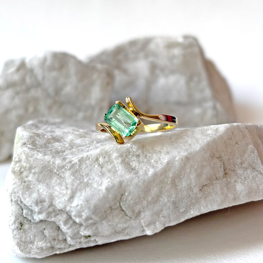 Anillo de oro de 18K con esmeralda natural