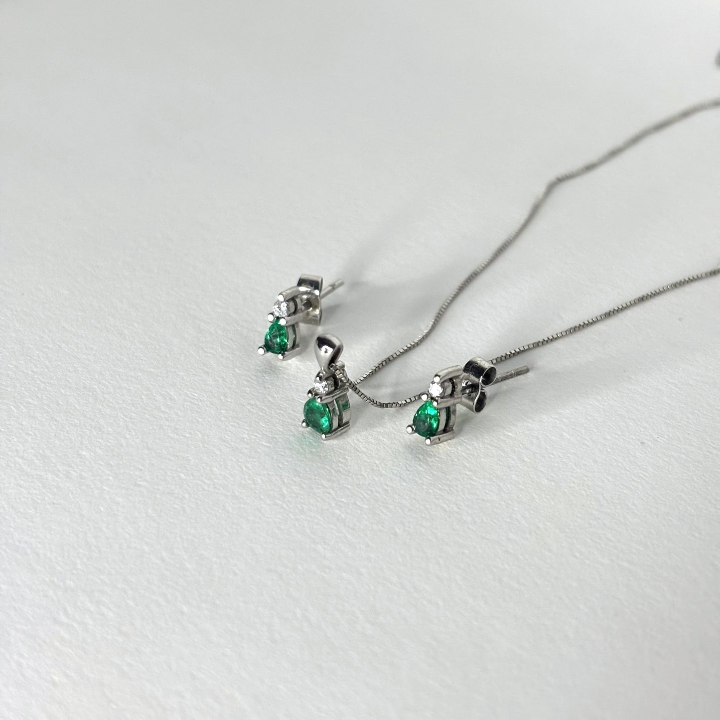 Aderezo collar y aretes de oro blanco de 18k con esmeraldas y diamantes naturales