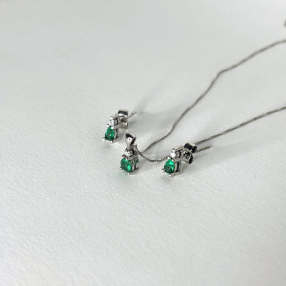 Aderezo collar y aretes de oro blanco de 18k con esmeraldas y diamantes naturales