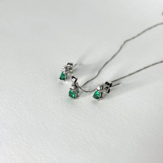 Aderezo collar y aretes de oro blanco de 18k con esmeraldas y diamantes naturales