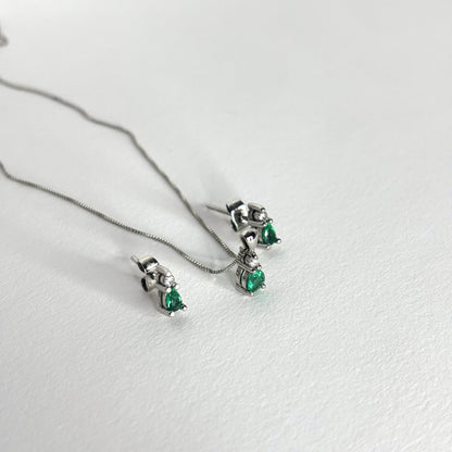 Aderezo collar y aretes de oro blanco de 18k con esmeraldas y diamantes naturales