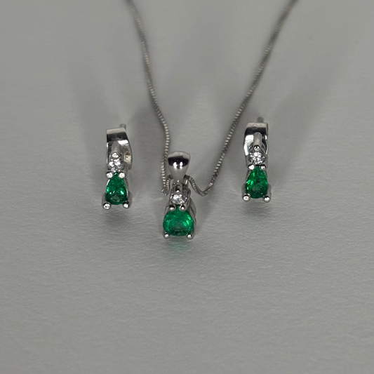 Aderezo collar y aretes de oro blanco de 18k con esmeraldas y diamantes naturales