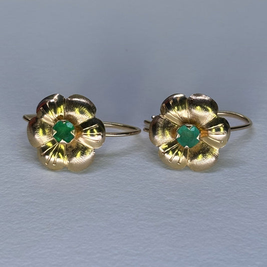 Aretes en forma de flor de oro de 18k con esmeraldas naturales colombianas