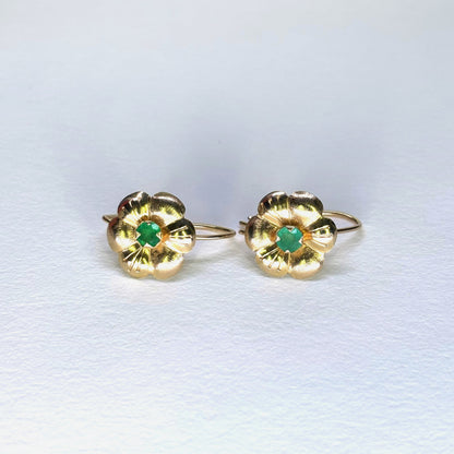 Aretes en forma de flor de oro de 18k con esmeraldas naturales colombianas