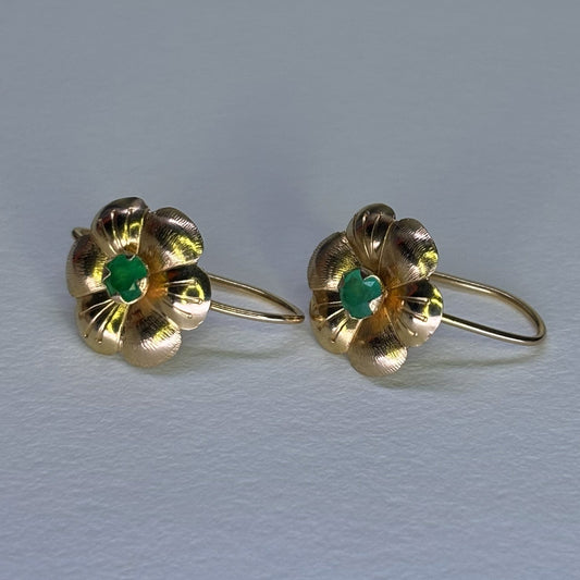 Aretes en forma de flor de oro de 18k con esmeraldas naturales colombianas