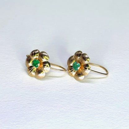 Aretes en forma de flor de oro de 18k con esmeraldas naturales colombianas