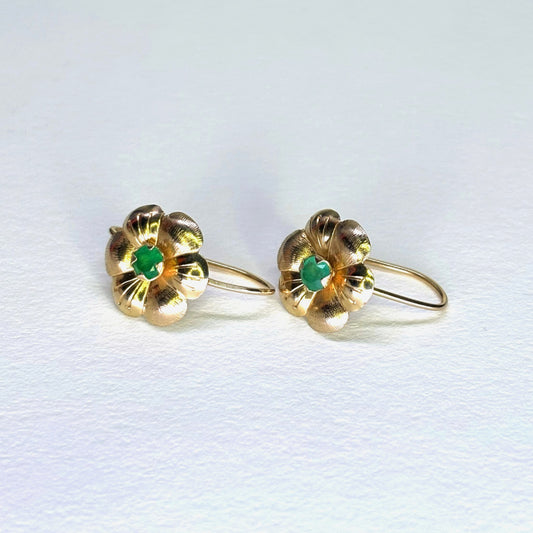 Aretes en forma de flor de oro de 18k con esmeraldas naturales colombianas