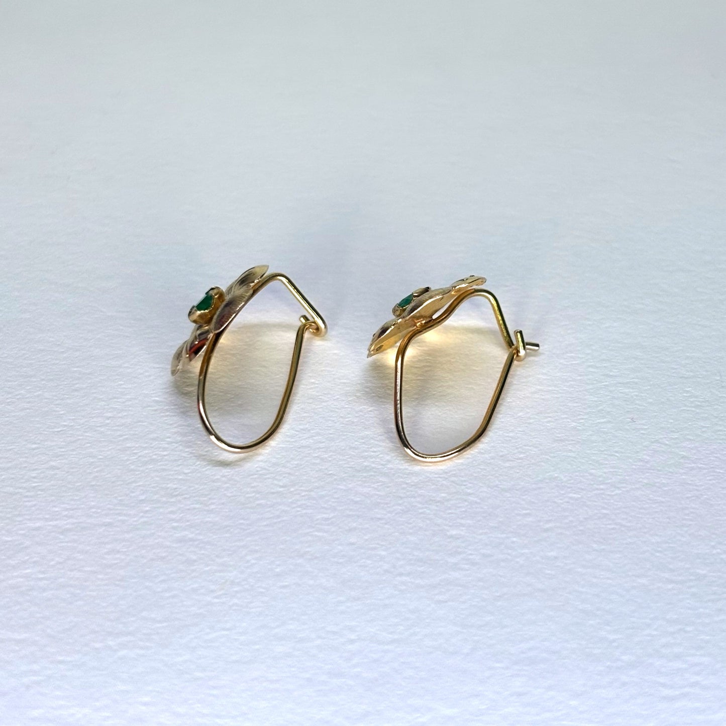 Aretes en forma de flor de oro de 18k con esmeraldas naturales colombianas